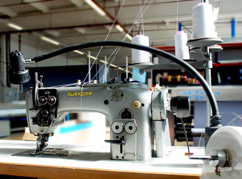 Nähmaschine von Dürkopp mit 2 Nadeln und 4 Fäden