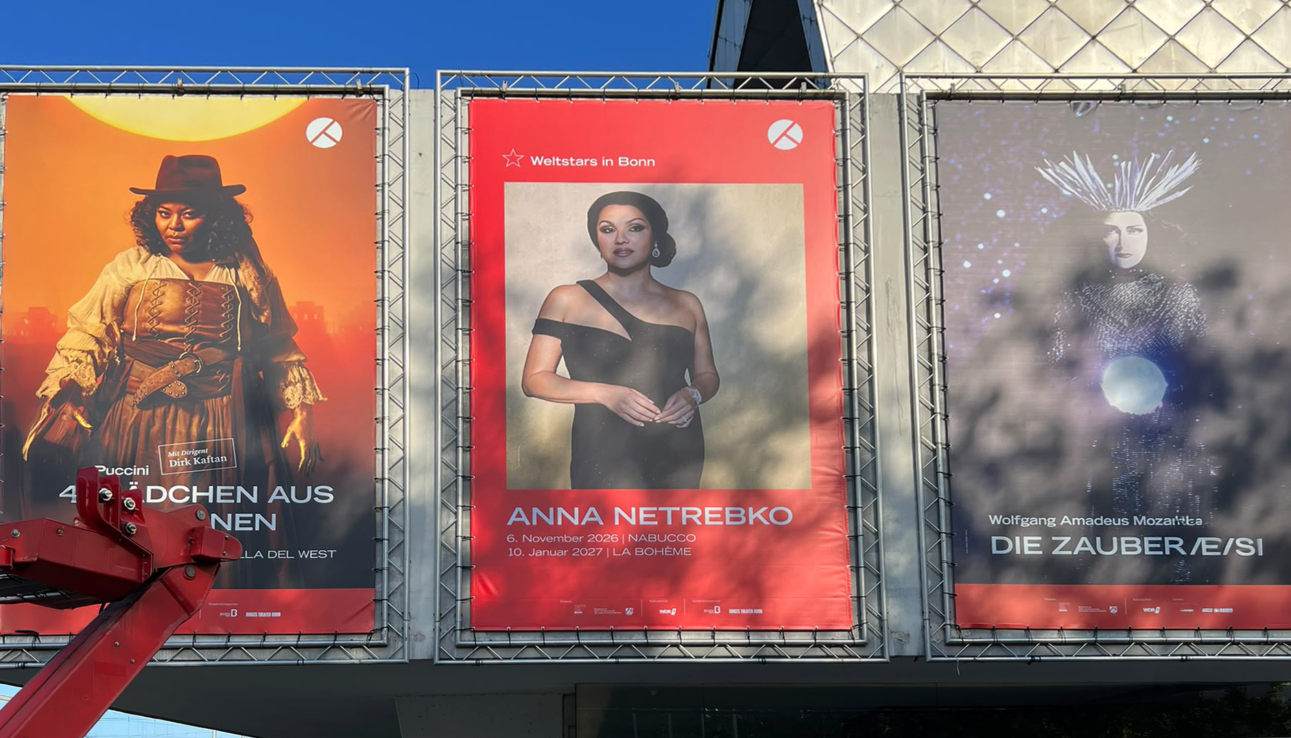 Theater Bonn: drei großformatige Veranstaltungsbanner an der Fassade des Schauspielhauses