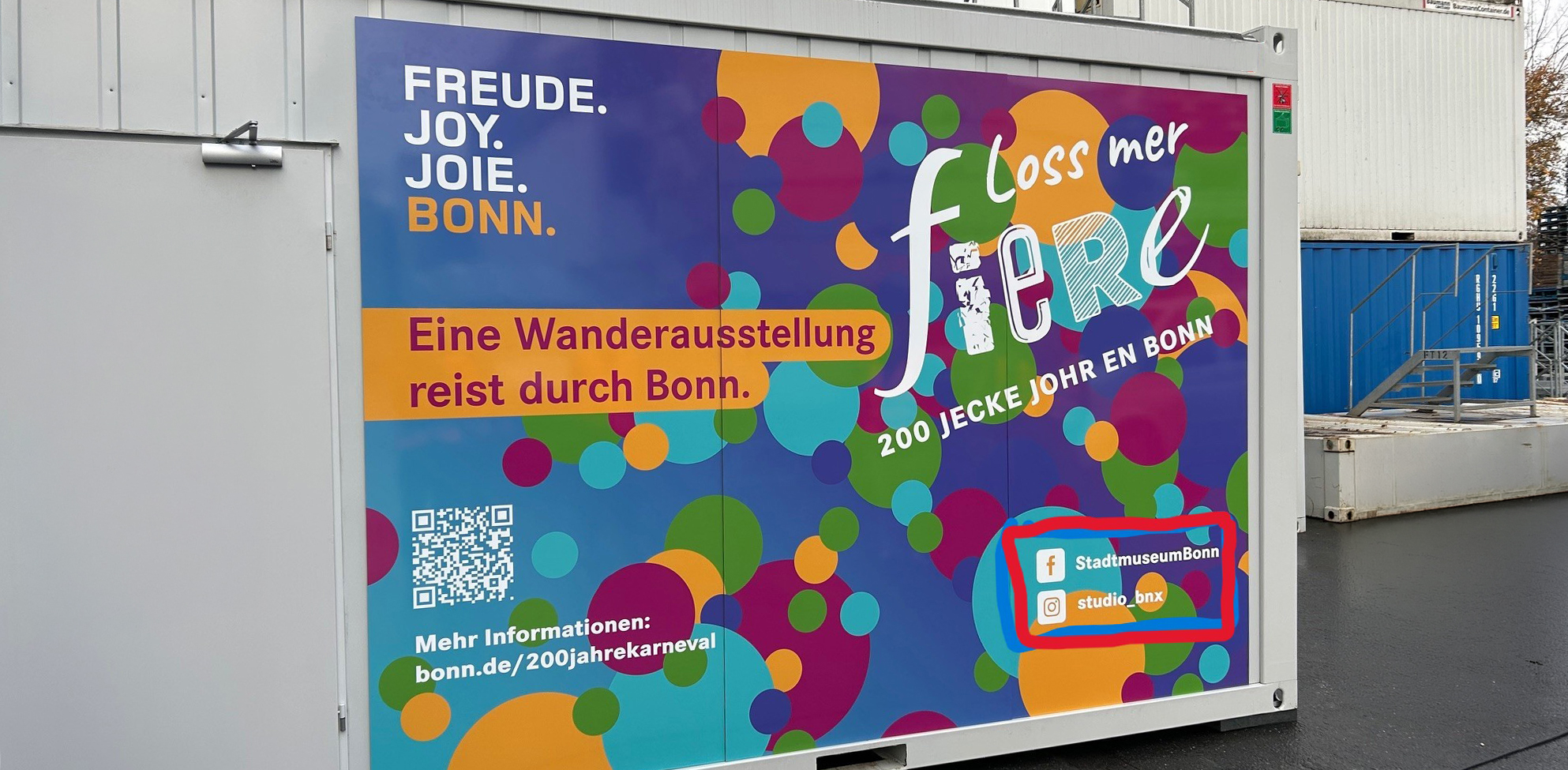 Großformatige farbige Grafik an einem Ausstellungscontainer der Stadt Bonn
