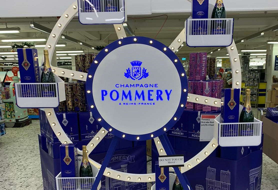 Beleuchtete Mittelachse des Pommery-Riesenrads mit Champagnerflaschen in den Gondeln